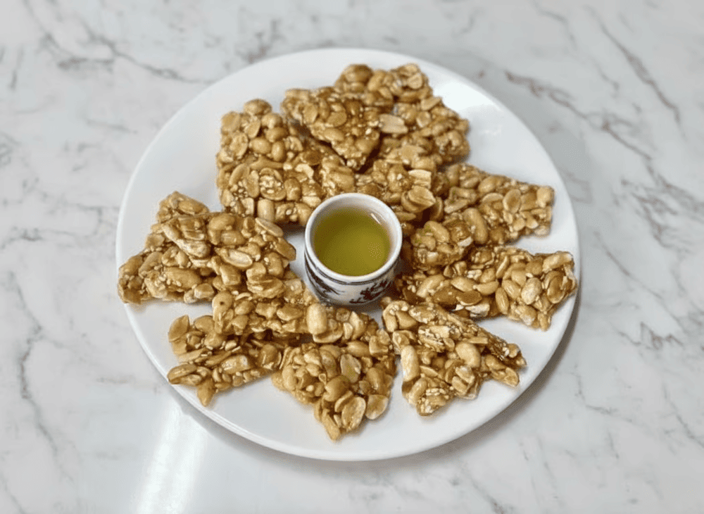 Kẹo lạc truyền thống, ngọt vừa, béo bùi, giòn tan đặc trưng